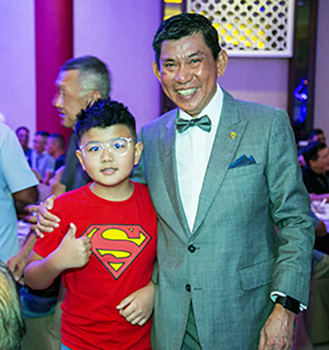 Chan Wei Jun, the youngest donor, with Steven Chan, OPA President.