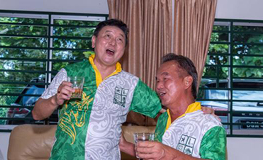 Wong Fui Min and Jeff Chua entertained their former schoolmates with songs and jokes. (Tee Yoon Poh pic)