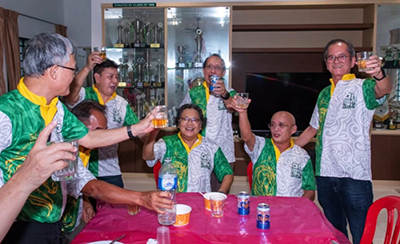 Cheers — “Yam Seng!”