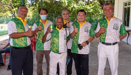 A toast to the Paulian spirit: Ivan Christie Jeremiah, Steven Chan Kam Wah, Kenneth Kulasingham, Leong Siew Kooi, Chow Kim Seng and Douglas Chan Wing Hong. (Tee Yoon Poh pic)